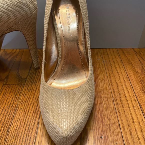 BCBG HIGH HEEL TAN SNAKE PRINT HEELS SIZE 8 - Picture 4 of 9